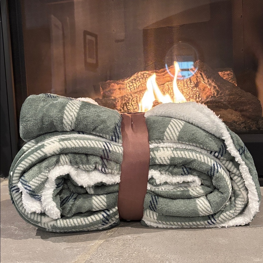 American Traditions King Reversible plush,velvet/sherpa blanket,warm,cozy ,plaid - Picture 3 of 7